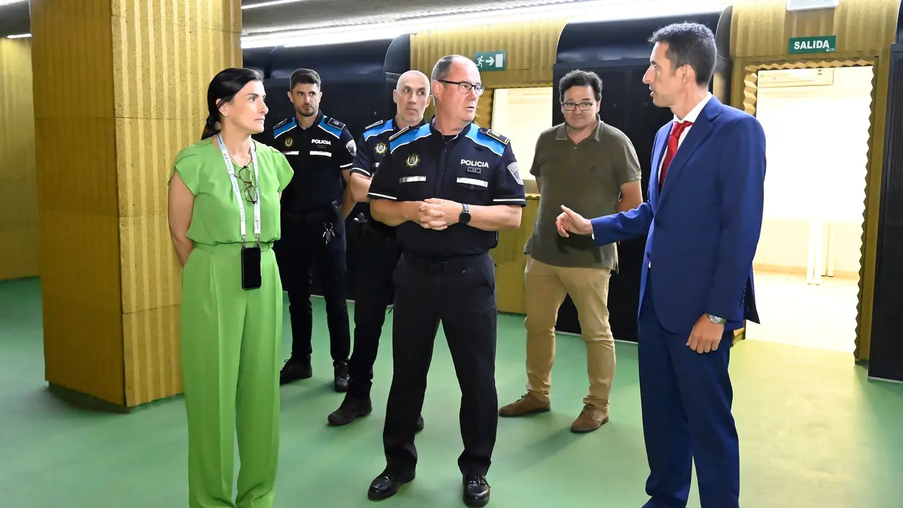 La alcaldesa de Santander, Gema Igual, y el concejal de Protecci&oacute;n Ciudadana, Eduardo Castillo, visitan las dependencias de la Polic&iacute;a Local. / PLS