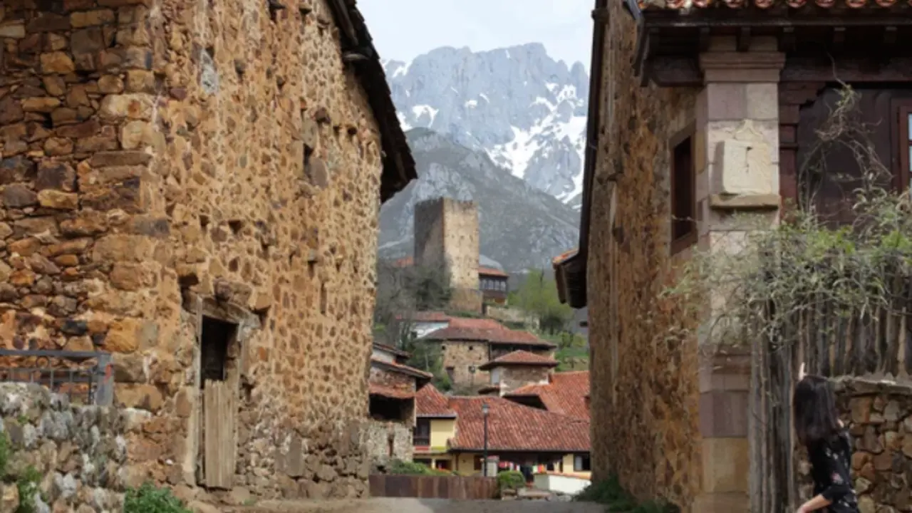 Torre Medieval de Mogrovejo en Cantabria, Espa&ntilde;a.