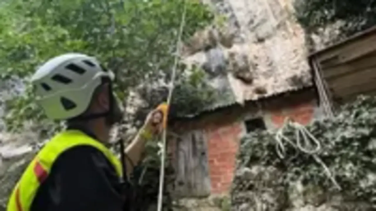 Rescate de las dos personas atrapadas en la v&iacute;a ferrata de La Hermida. / GC