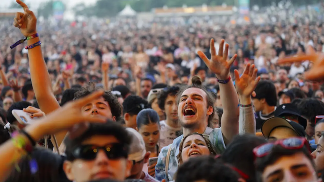 P&uacute;blico asistente durante una actuaci&oacute;n del grupo Vetusta Morlaen la &uacute;ltima jornada del festival de O Son do Cami&ntilde;o, a 15 de junio de 2023, en Santiago de Compostela, A Coru&ntilde;a, Galicia (Espa&ntilde;a). Vetusta Morla es una banda espa&ntilde;ola de indie rock que empez&oacute; su andadura musical en 2008 cuando publicaron su primer &aacute;lbum. Un d&iacute;a en el mundo. Tres a&ntilde;os Act&uacute;a hoy en O Son do Cami&ntilde;o, un festival de m&uacute;sica que se celebra anualmente en el Monte do Gozo, en las afueras de la ciudad gallega de Santiago de Compostela. Las dos primeras ediciones del festival tuvieron lugar en 2018 y 2019.
18 JUNIO 2023;CONCIERTO;M&Uacute;SICA;GRUPO DE ROCK;ACTUACI&Oacute;N;FESTIVAL DE M&Uacute;SICA;INDIE;ESPECTADORES;P&Uacute;BLICO;J&Oacute;VENES;ASISTENTES;
&Aacute;lvaro Ballesteros / Europa Press
17/6/2023