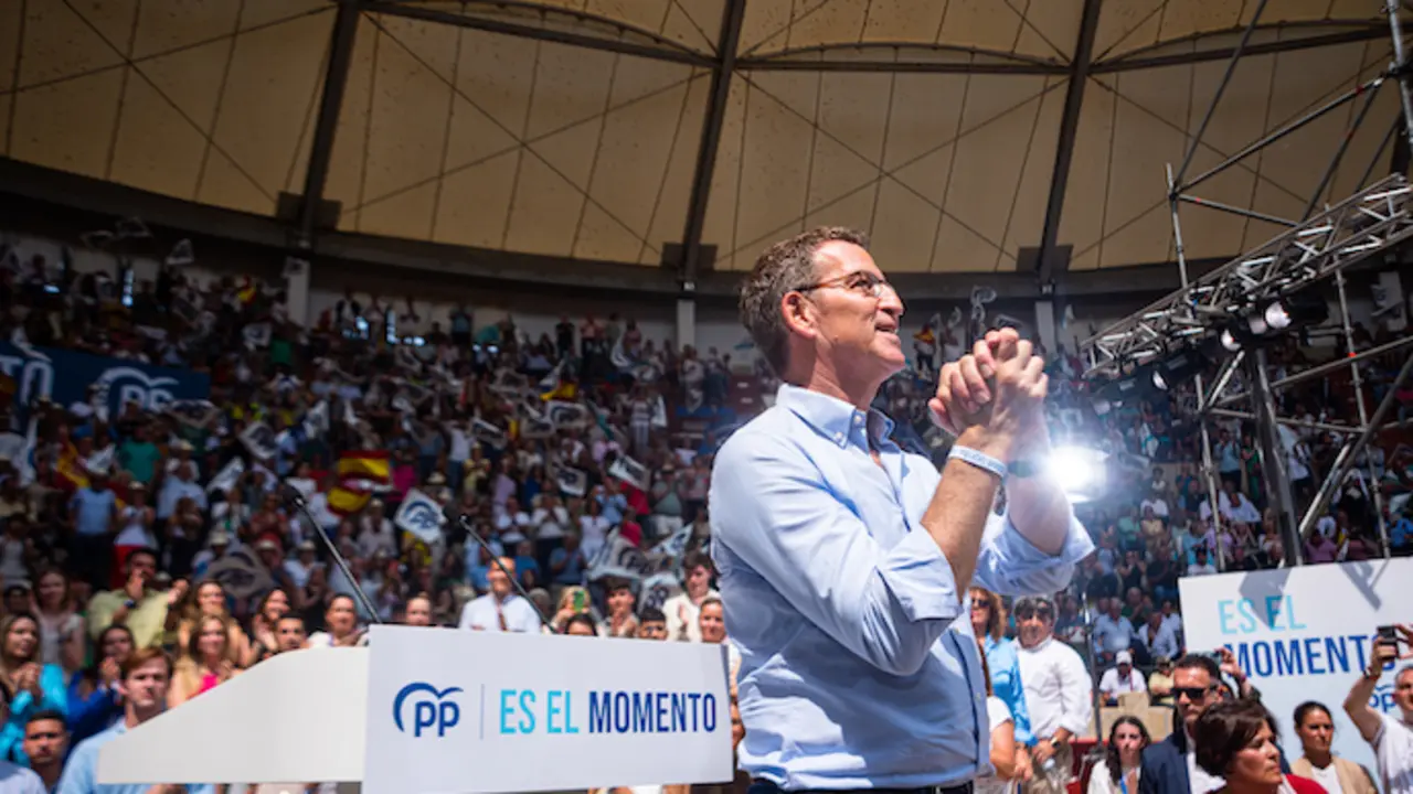 El presidente del Partido Popular y candidato a la Presidencia del Gobierno, Alberto N&uacute;&ntilde;ez Feij&oacute;o, interviene durante un acto central de campa&ntilde;a electoral, en la Plaza de Toros Pontevedra, a 9 de julio de 2023, en Pontevedra, Galicia (Espa&ntilde;a). Pontevedra es uno de los numerosos lugares que est&aacute; visitando Feij&oacute;o de cara a las elecciones generales del pr&oacute;ximo 23 de julio. Elena Fern&aacute;ndez / Europa Press