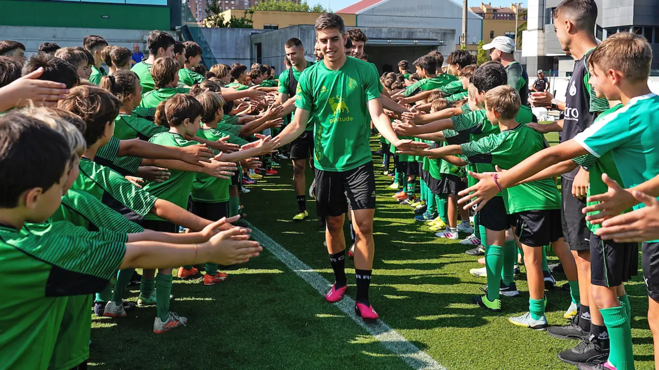 Centenares de racinguistas acompa&ntilde;aron a los jugadores en el primer entrenamiento. / alerta