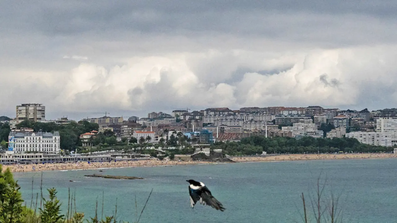 Las nubes cubren el cielo de Santander. / ROM&Aacute;N G. AGUILERA