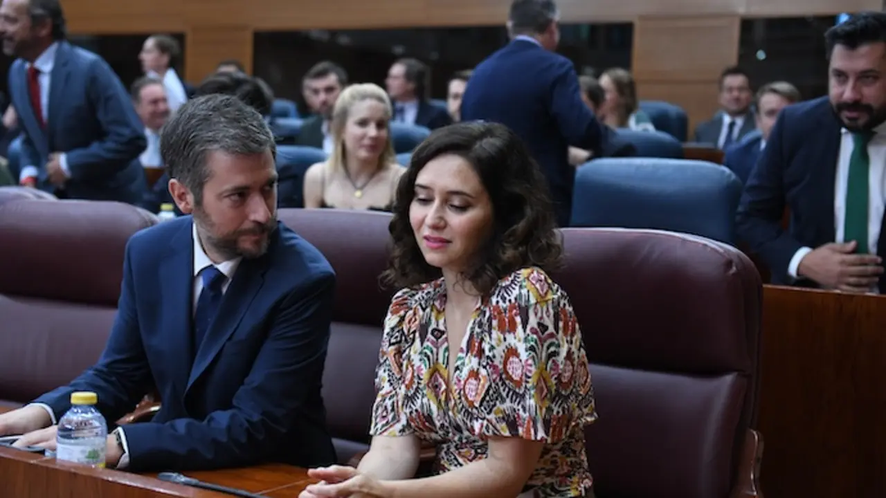 El consejero de Presidencia, Justicia y Administraci&oacute;n Local, Miguel &Aacute;ngel Garc&iacute;a, y la presidenta de la Comunidad de Madrid y del PP de Madrid, Isabel D&iacute;az Ayuso, durante una sesi&oacute;n plenaria en la Asamblea de Madrid, a 13 de julio de 2023, en Madrid (Espa&ntilde;a). Durante el Pleno, se eligen a los senadores por designaci&oacute;n auton&oacute;mica y a la Diputaci&oacute;n Permanente de la XIII Legislatura, antes de cerrar sus puertas durante el verano. Antes de comenzar el pleno, la c&aacute;mara celebra un minuto de silencio por los asesinatos machistas de las &uacute;ltimas semanas.
13 JULIO 2023;MADRID;ASAMBLEA DE MADRID;DESIGNACI&Oacute;N ECON&Oacute;MICA
Fernando S&aacute;nchez / Europa Press
13/7/2023