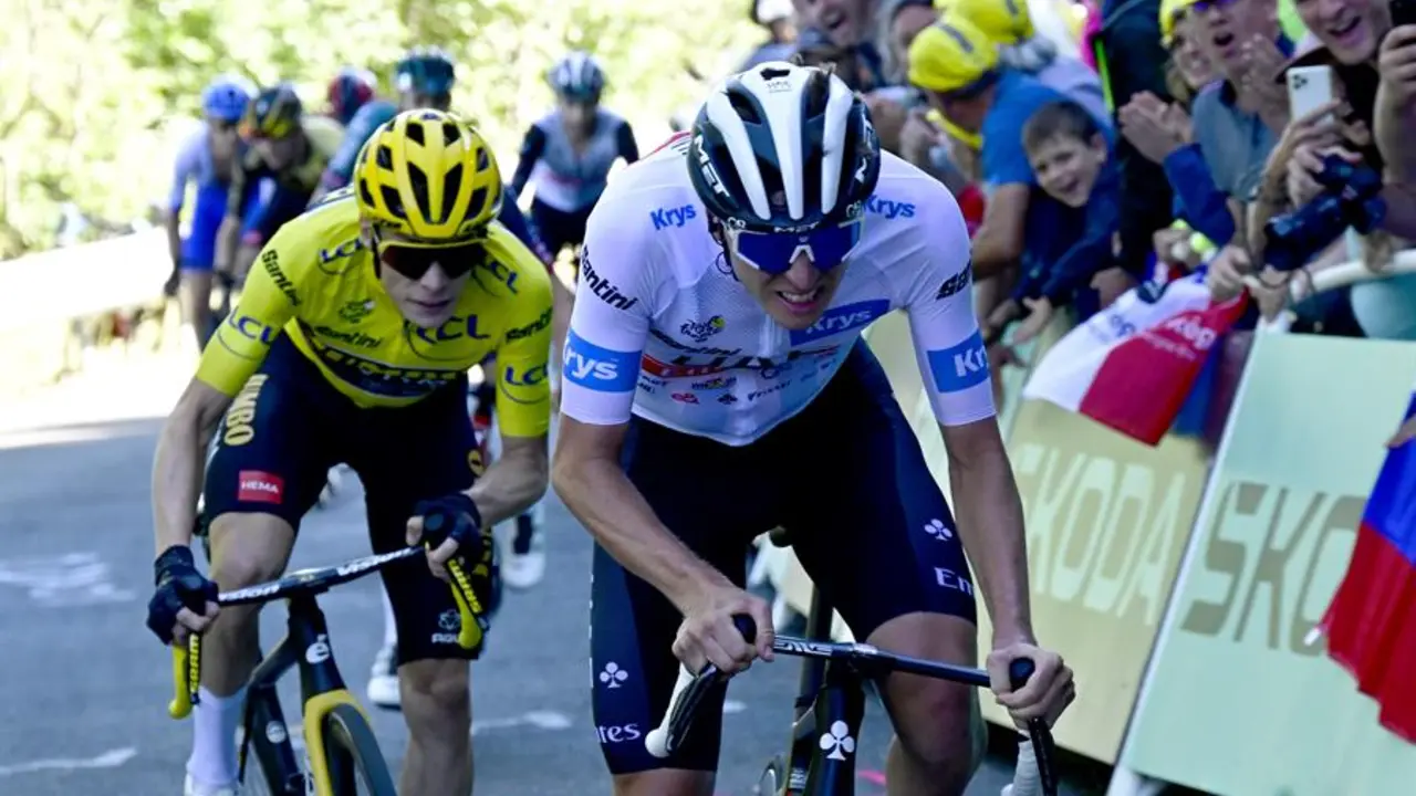 Tadej Pogacar, por delante de Jonas Vingegaard en la subida al Grand Colombier. EFE