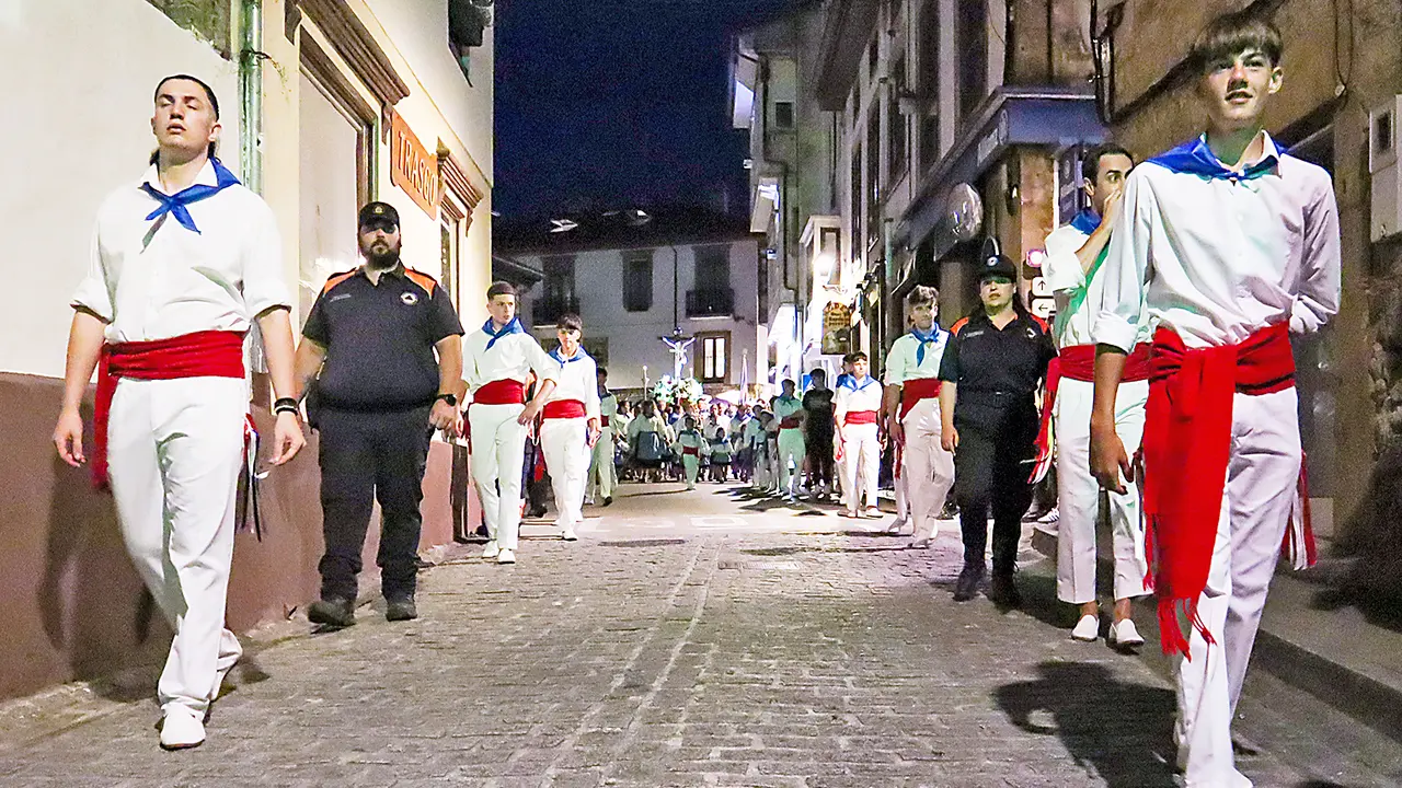 Casi un millar de personas acompa&ntilde;an la bajada del Santo cristo del Amparo. / ALERTA