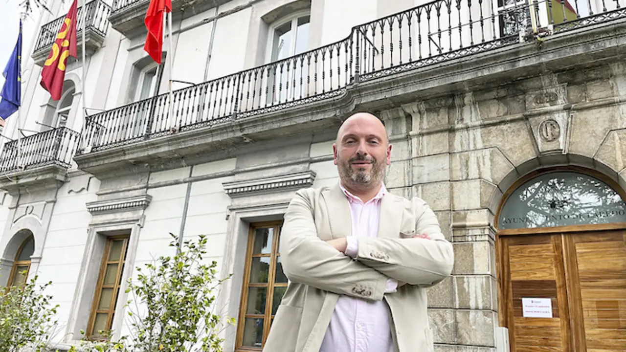 Laredo, Cantabria 15 jul (EFE).- Tras casi un mes de asuntos "m&aacute;s cotidianos", el alcalde de Laredo, Miguel Gonz&aacute;lez (PP), avanza los ejes de su proyecto pol&iacute;tico, que pivotar&aacute; entre un nuevo Plan General de Ordenaci&oacute;n Urbana (PGOU), la revitalizaci&oacute;n de la Puebla Vieja y consolidar un Parque Empresarial para retener a los j&oacute;venes. EFE/ Miguel Ramos
