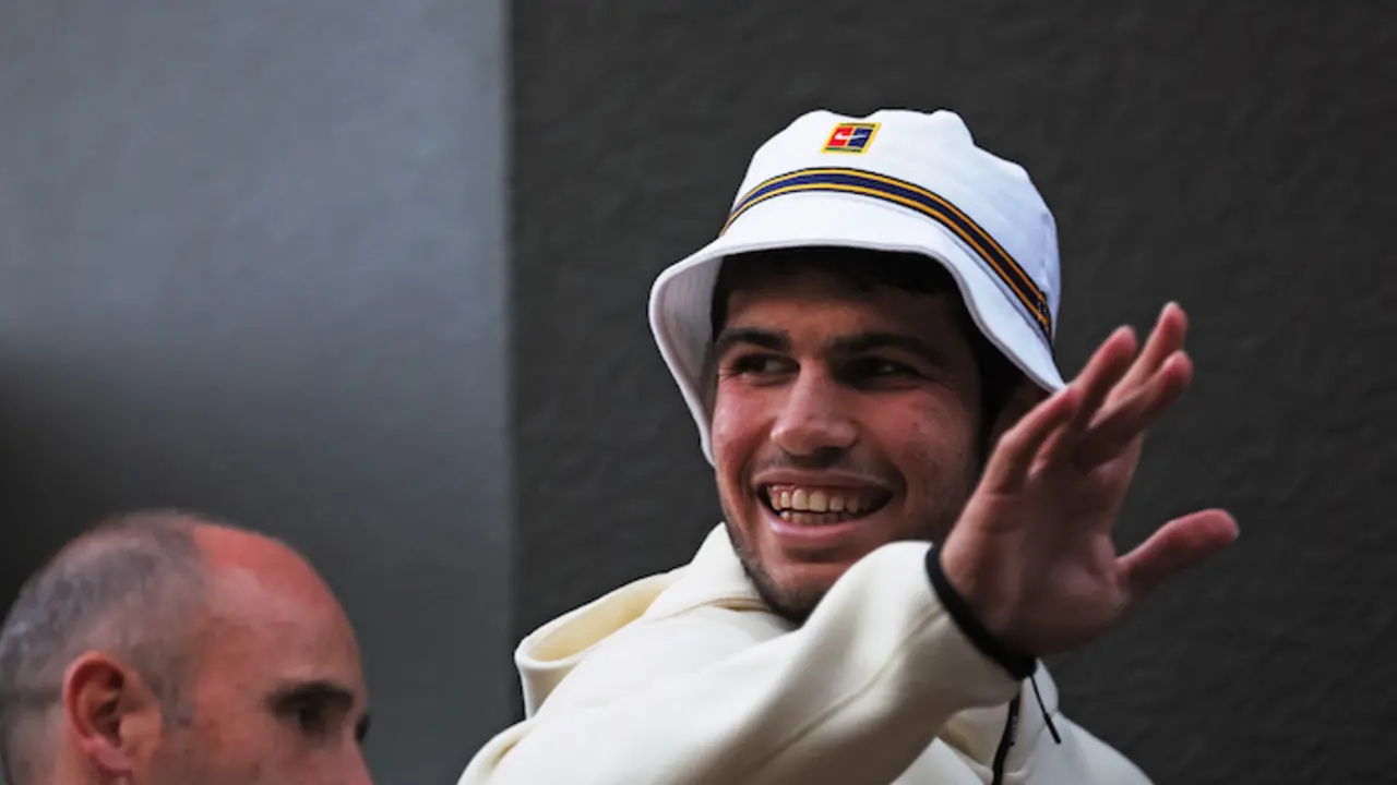 Wimbledon (United Kingdom), 16/07/2023.- Carlos Alcaraz of Spain waves to crowds as he leaves after winning his Men's Singles final match against Novak Djokovic of Serbia at the Wimbledon Championships, Wimbledon, Britain, 16 July 2023. (Tenis, Espa&ntilde;a, Reino Unido) EFE/EPA/ISABEL INFANTES EDITORIAL USE ONLY
