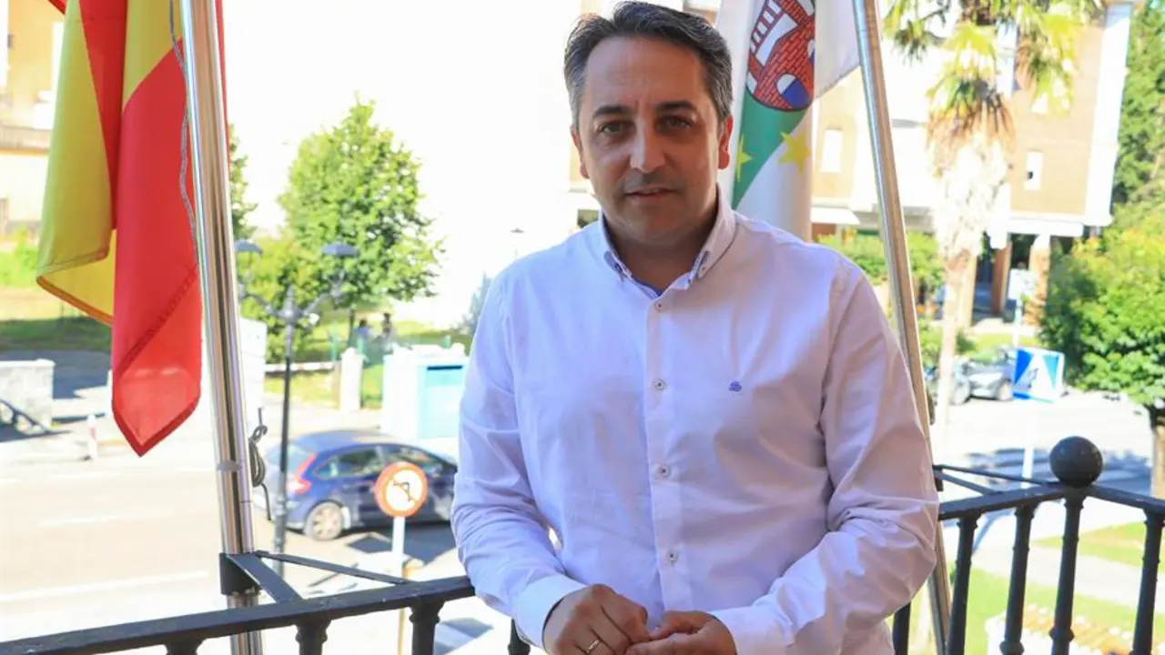 El alcalde de Pi&eacute;lagos, Carlos Caram&eacute;s (PP), ha afrontado este primer mes de gesti&oacute;n municipal de manera "ilusionante" por sacar adelante proyectos, aunque reconoce que algunos ser&aacute;n la continuaci&oacute;n del anterior equipo de gobierno (PSOE, PRC y AVIP), que "ha hecho cosas bien, pero otras muchas no". EFE/ Celia Ag&uuml;ero