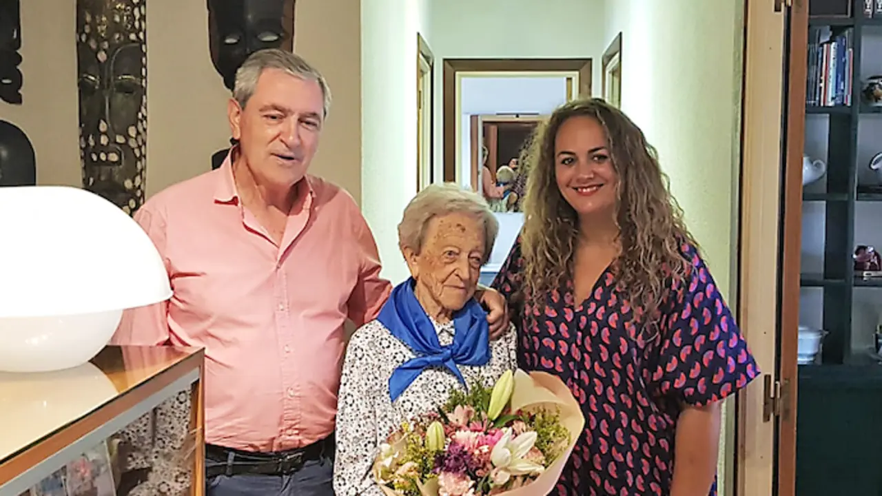 Josefina recibe las flores por parte del Alcalde y la Concejala. / ALERTA