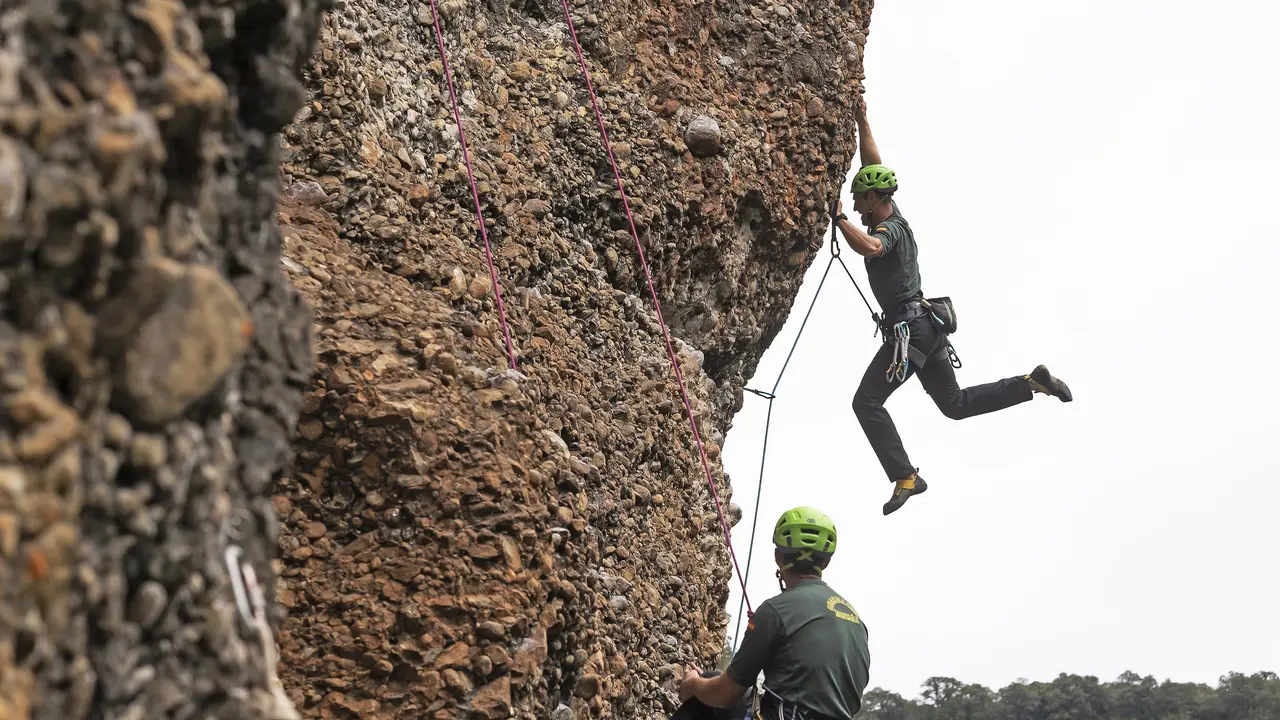 Agentes del Grupo de Rescate Especial e Intervenci&oacute;n en Monta&ntilde;a (Greim) de la Guardia Civil practican ejercicios de escalada en la localidad c&aacute;ntabra de Potes, cuentan a EFE c&oacute;mo se preparan f&iacute;sica y emocionalmente para intervenir cuando se les requiere en todo el &aacute;rea de Cantabria y en las comunidades lim&iacute;trofes. EFE/ Pedro Puente Hoyos
