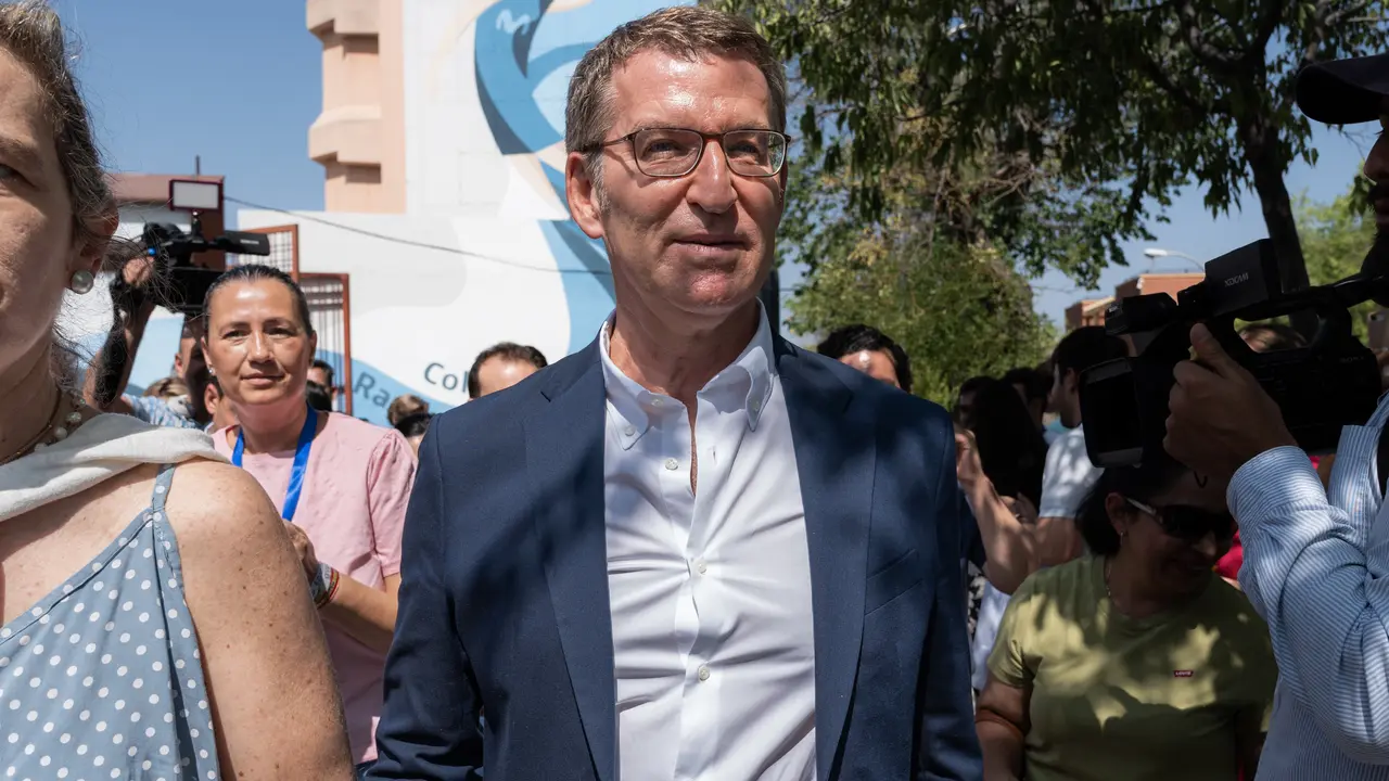 El candidato del PP a la Presidencia del Gobierno de Espa&ntilde;a, Alberto N&uacute;&ntilde;ez Feij&oacute;o, tras ejercer su derecho a voto para las elecciones generales en el Colegio Ramiro de Maeztu, a 23 de julio de 2023, en Madrid (Espa&ntilde;a).
