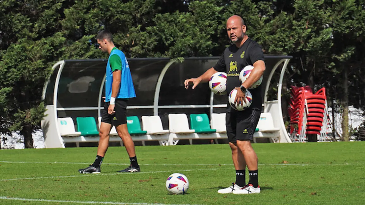 El entrenador del Racing, Jos&eacute; Alberto, durante un entrenamiento del equipo. / alerta
