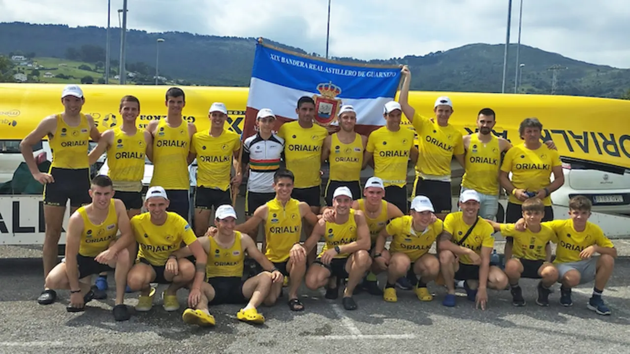 La plantilla de Orio B posando con la Bandera de Astillero. / alerta