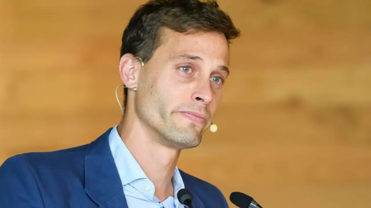 El hasta ahora jugador del Real Betis Sergio Canales durante el acto oficial de su despedida del club verdiblanco. EFE/ Ra&uacute;l Caro.