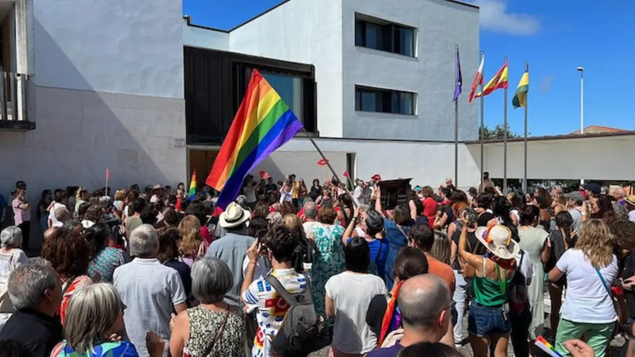 Los izquierdistas frente al Ayuntamiento para seguir con la absurda pol&eacute;mica y crear odio entre sus ciudadanos.