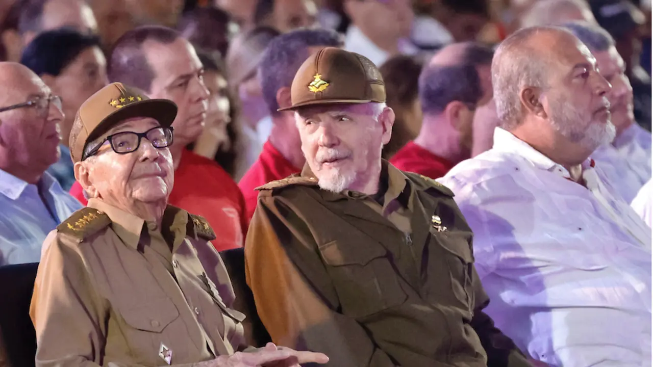 El expresidente de Cuba Ra&uacute;l Castro (i) y el comandante de la Sierra Ramiro Valdez participan en la conmemoraci&oacute;n del D&iacute;a de la Rebeld&iacute;a Nacional, hoy, en Santiago (Cuba). El presidente de Cuba, Miguel D&iacute;az-Canel, critic&oacute; este mi&eacute;rcoles la "severidad" de las sanciones econ&oacute;micas de Estados Unidos que se&ntilde;al&oacute; como una de las principales limitaciones al desarrollo del pa&iacute;s caribe&ntilde;o. EFE/ Ernesto Mastrascusa