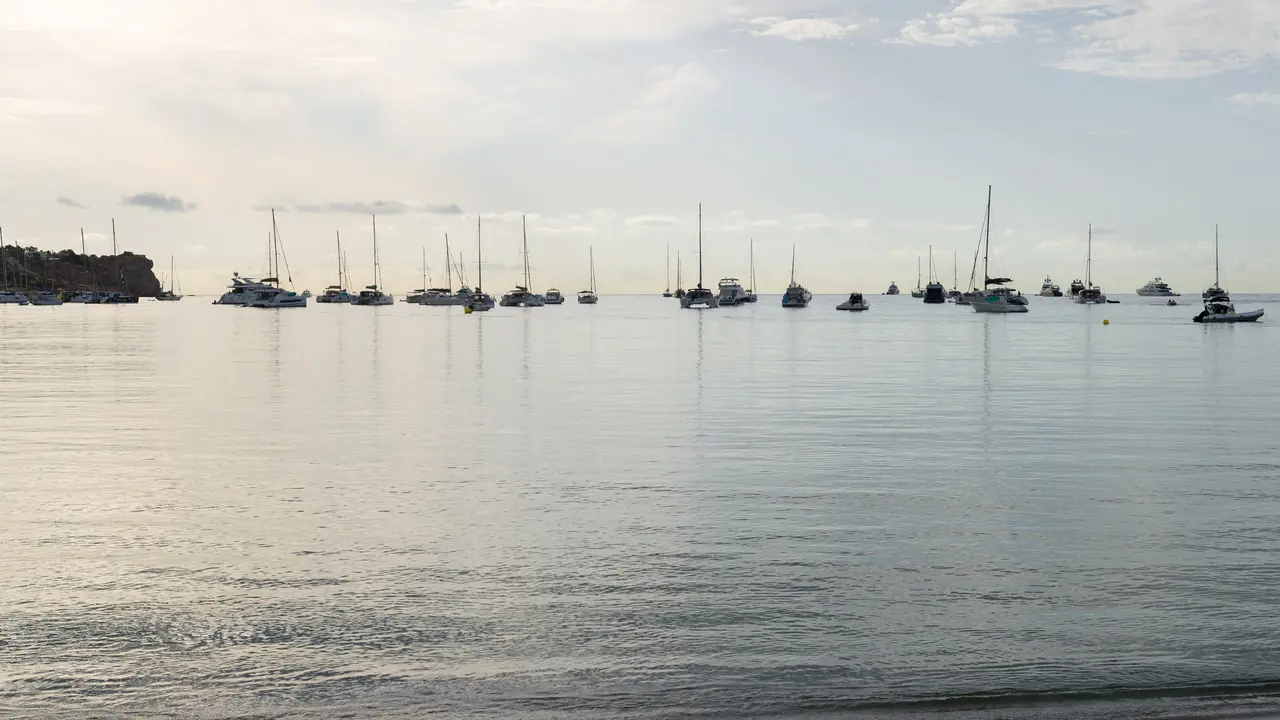 Barcos fondeados en la playa de Talamanca, en el municipio de Ibiza, Ibiza.