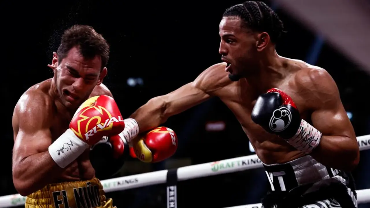 Las Vegas (Estados Unidos), 30/07/2023.- Jos&eacute; Salas Reyes de Cuba (R) T-Ko's contra Sergio Garc&iacute;a de Espa&ntilde;a durante su pelea de 10 asaltos Super Welterweights en T-Mobile Arena en Las Vegas, Nevada, EE.UU., 29 de julio 2023. (Espa&ntilde;a) EFE/EPA/ETIENNE LAURENT