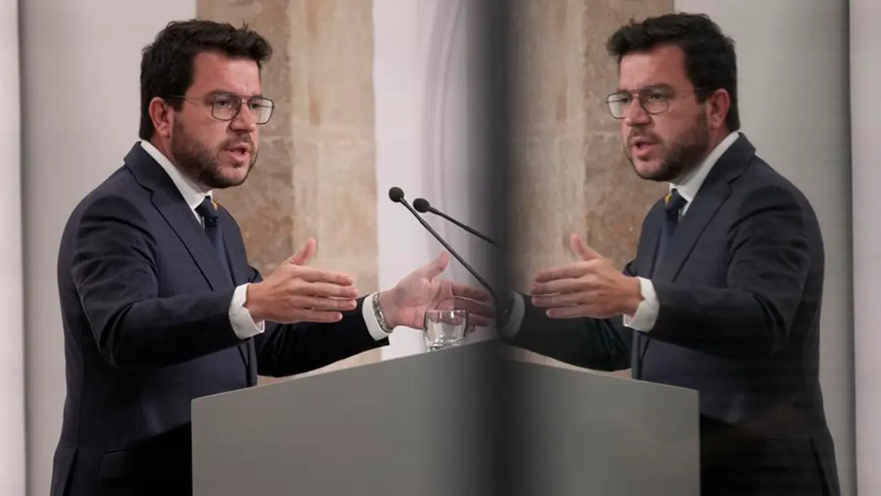 El presidente de la Generalitat, Pere Aragon&egrave;s, da una rueda de prensa. EFE / Enric Fontcuberta