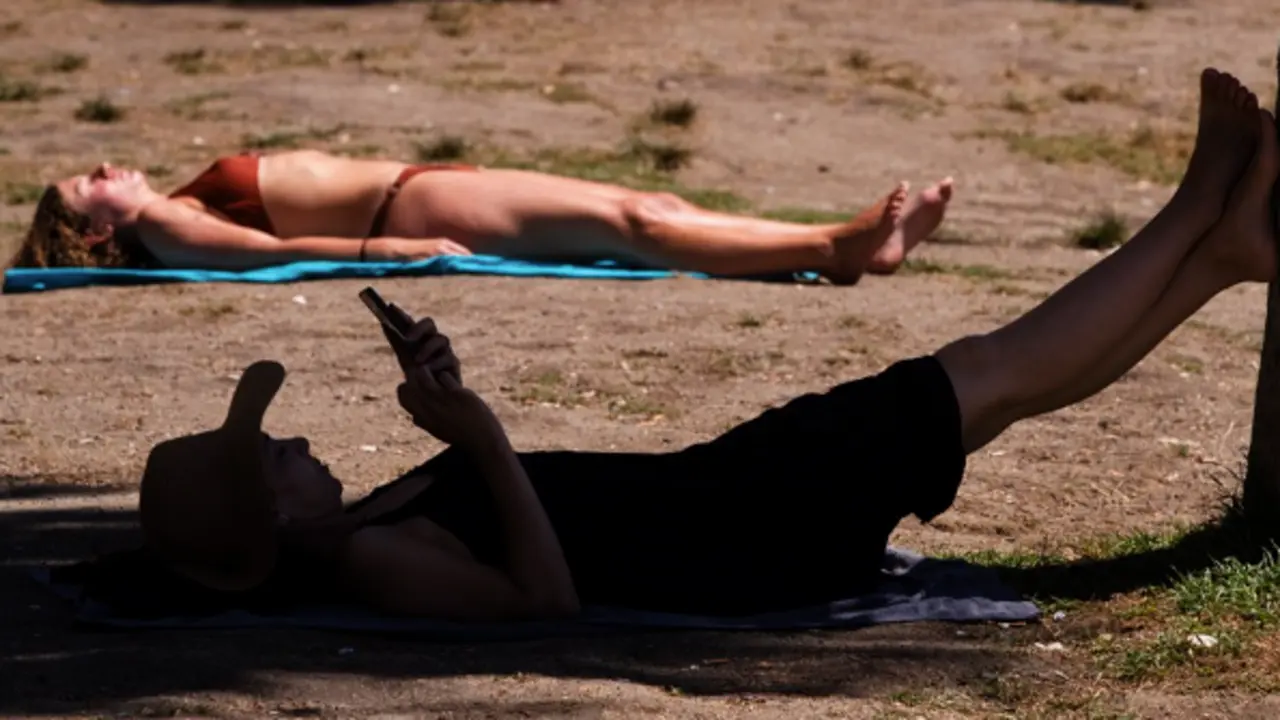 eraneantes en la playa de la Malagueta donde las temperaturas alcanzan los 35 grados de calor hoy en M&aacute;laga. EFE/Jorge Zapata