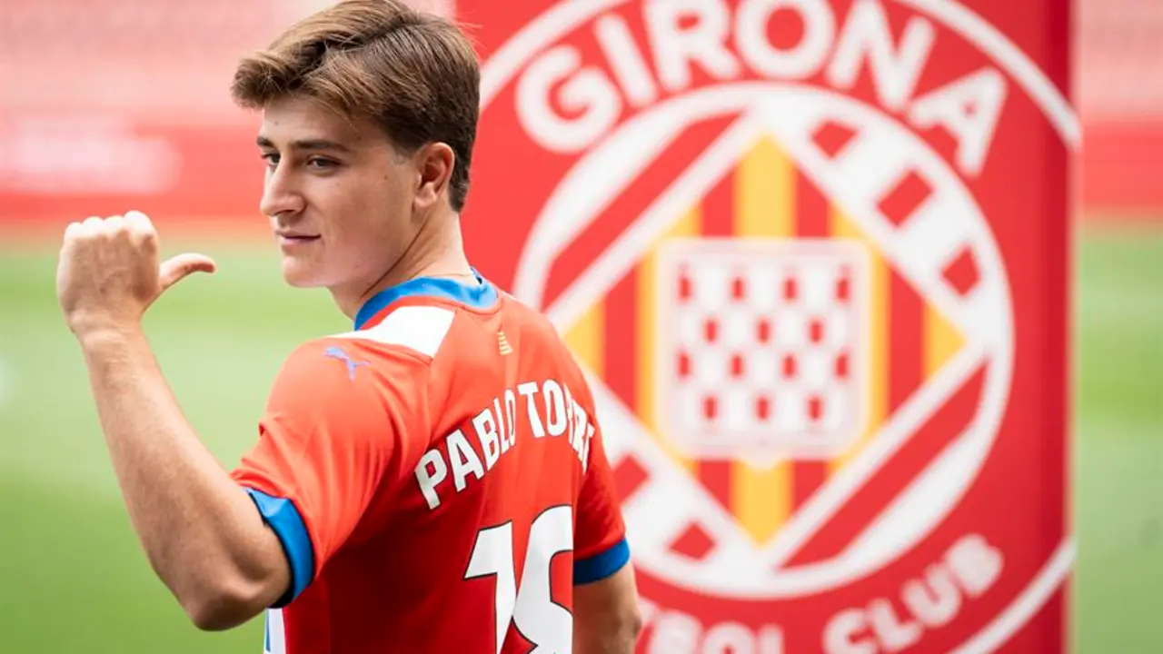 El centrocampista c&aacute;ntabro Pablo Torre, cedido por el FC Barcelona, ha sido presentado hoy como nuevo jugador del Girona FC en el estadio de Montilivi. EFE/David Borrat.