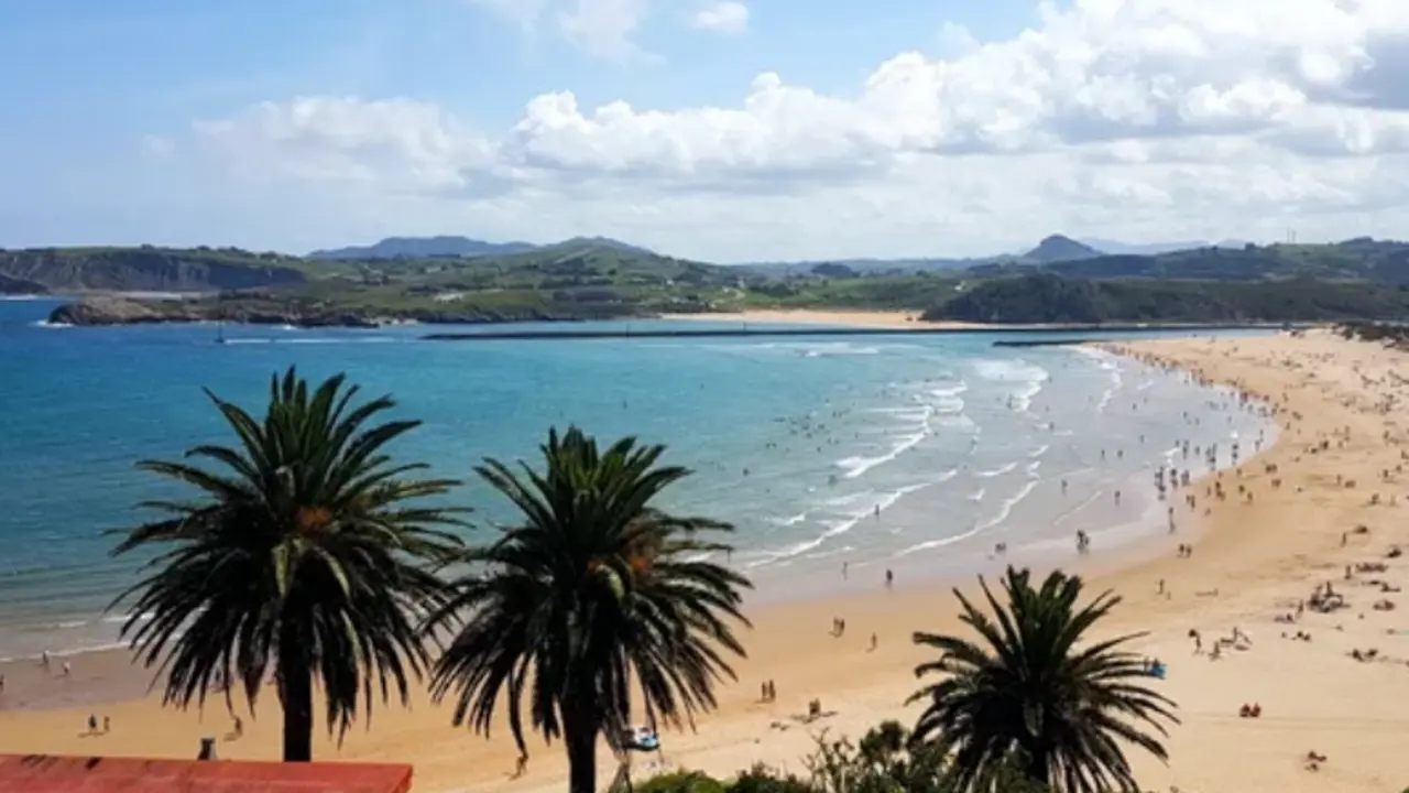 Vista de la playa de la Concha, Suances, Cantabria.
