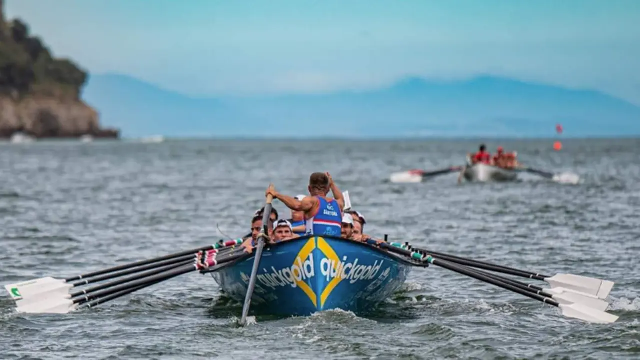 La trainera de Santo&ntilde;a no est&aacute; este a&ntilde;o en el agua pero quiere organizar su hist&oacute;rica Bandera. / EDUARDO FERN&Aacute;NDEZ
