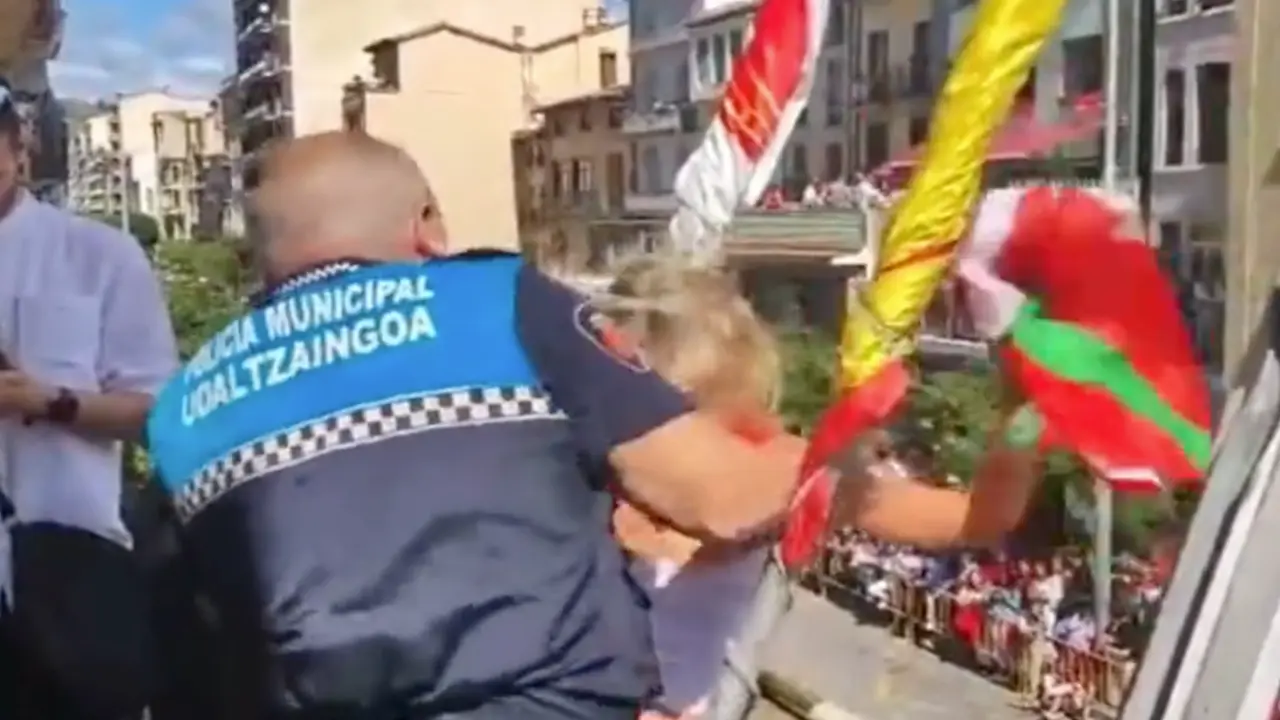 La Polic&iacute;a saca del balc&oacute;n a una concejal de Bildu por ondear la ikurri&ntilde;a. | @ehbildu