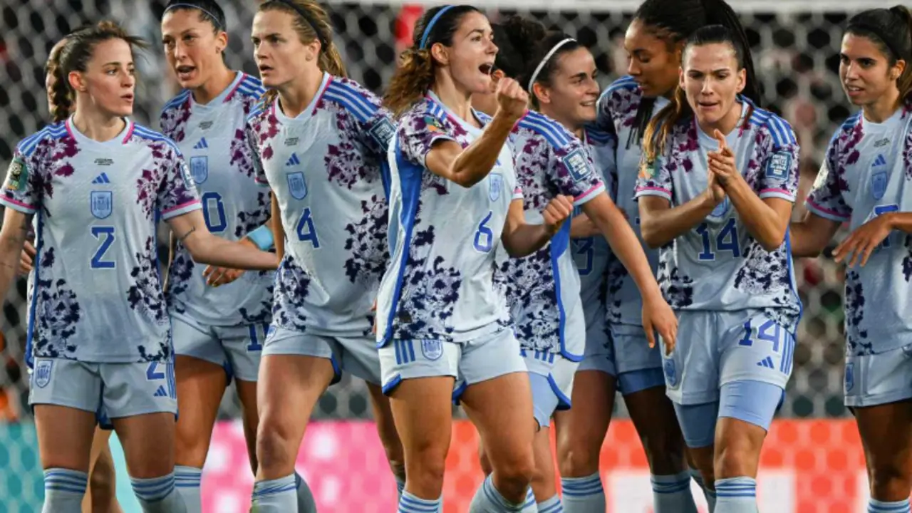 Espa&ntilde;a alcanza por primera vez los cuartos de final del Mundial tras golear a Suiza.