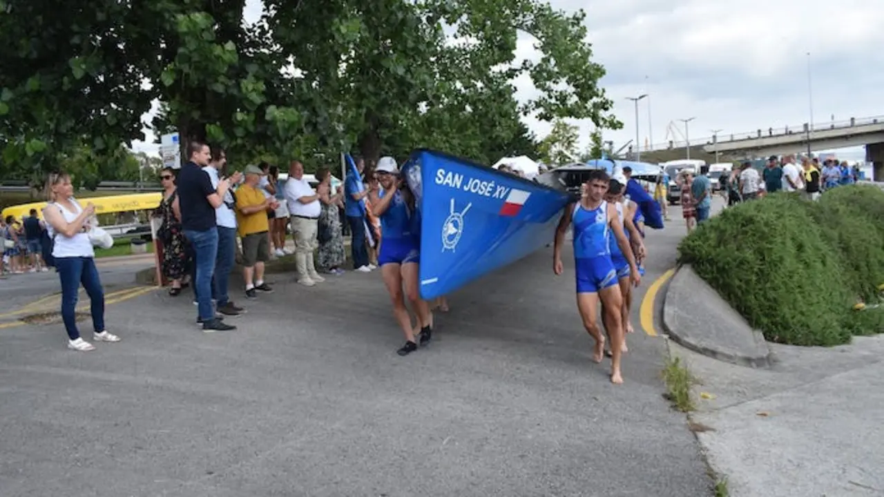 Los remeros de la San Jos&eacute; trasladando su trainera hacia las aguas.