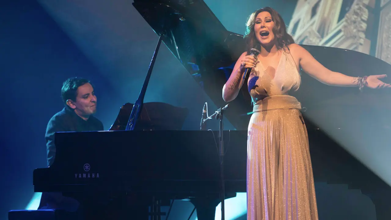 La cantante Tamara durante el concierto en Camargo.