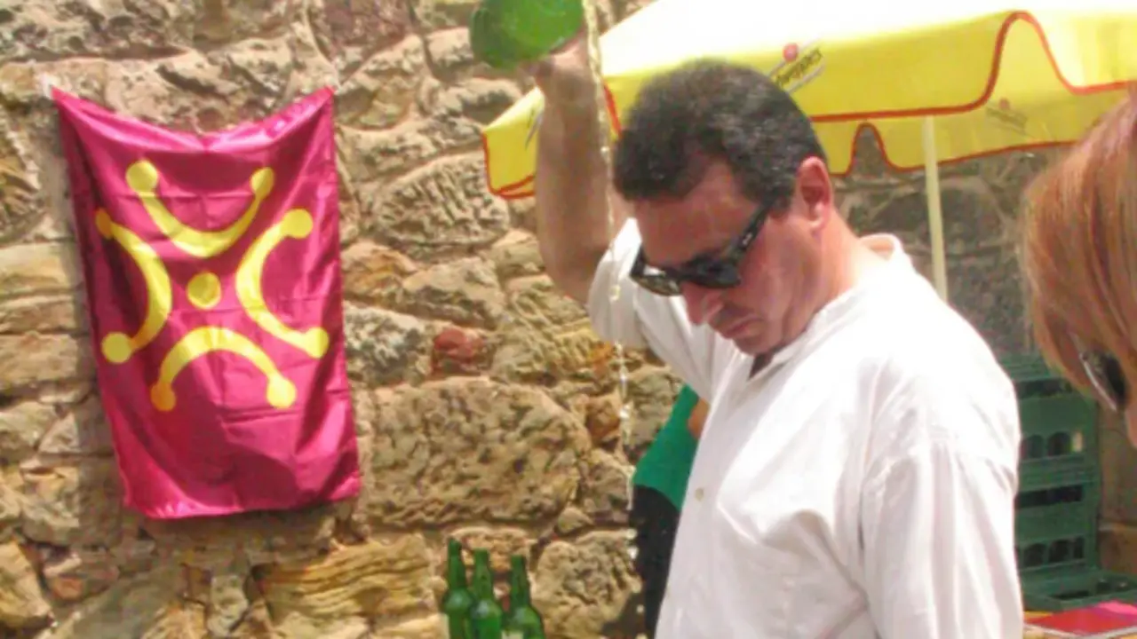 Jes&uacute;s G&oacute;mez escanciando Somarroza en 2003. / ALERTA