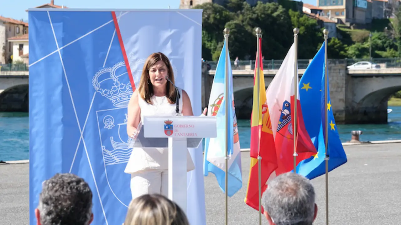 11:00 horas. Puerto de San Vicente de la Barquera. La presidenta de Cantabria, Mar&iacute;a Jos&eacute; S&aacute;enz de Buruaga, y el consejero Ordenaci&oacute;n del Territorio y Medio Ambiente, Roberto Media, ponen la primera piedra del proyecto de ampliaci&oacute;n de la f&aacute;brica de hielo de San Vicente de la Barquera. 7 de agosto de 2023 &copy; Ra&uacute;l Lucio