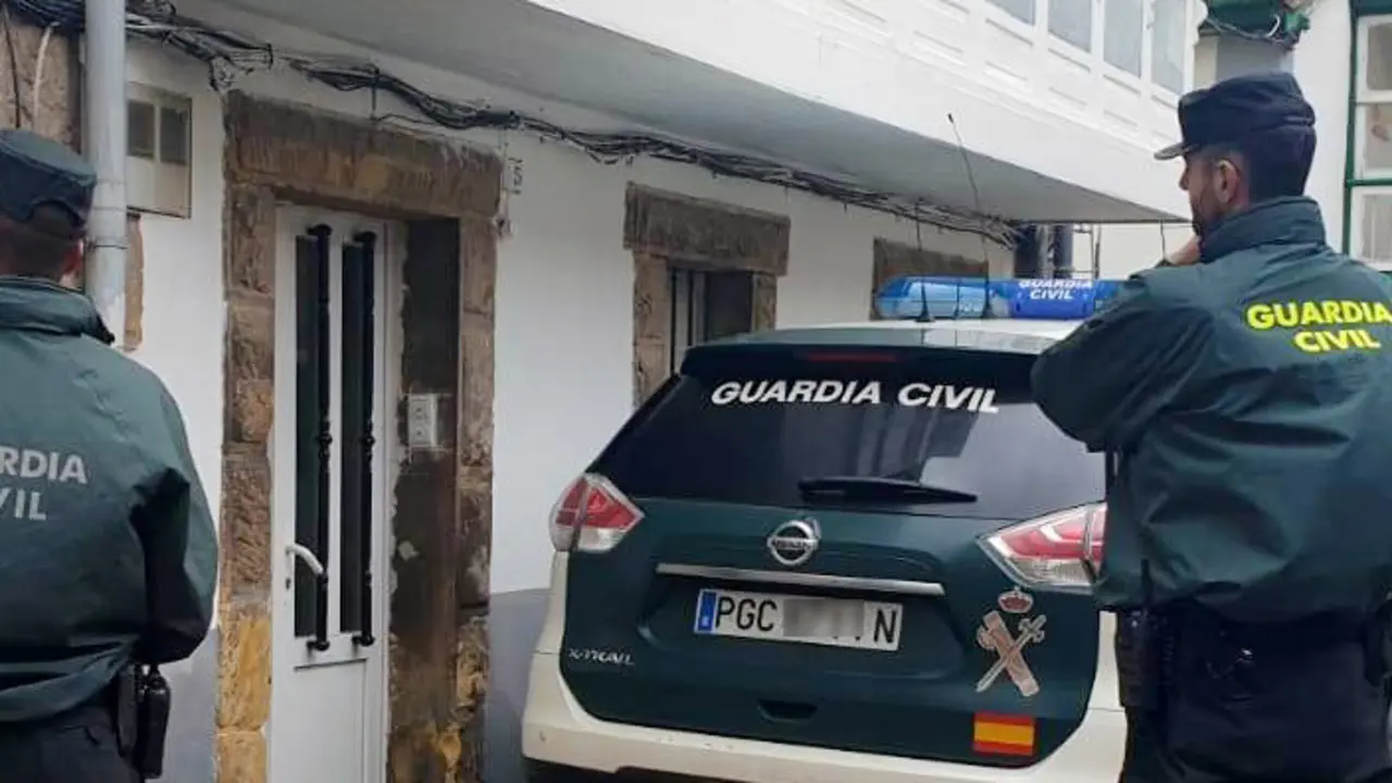 Agentes de la Guardia Civil en una calle de Reinosa. / ALERTA