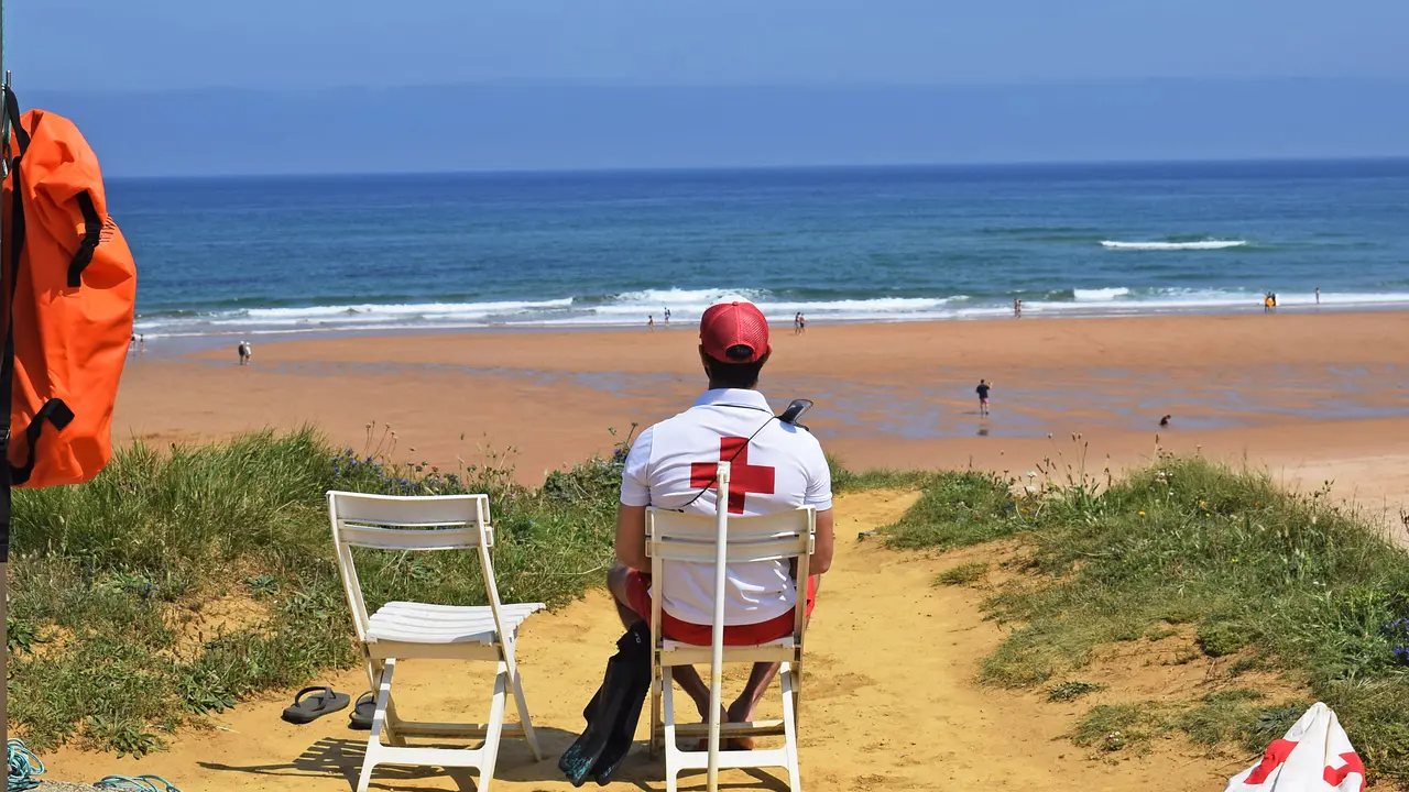 Un socorrista de la Cruz Roja vigilando la playa. / Alerta