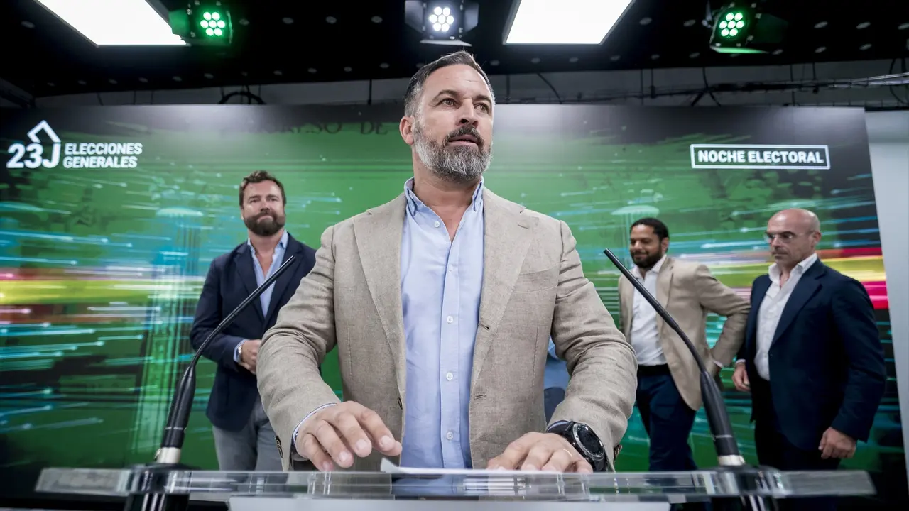 El l&iacute;der de Vox, Santiago Abascal, (c), y a la izquierda Iv&aacute;n Espinosa de los Monteros. EP / A. P&eacute;rez Meca