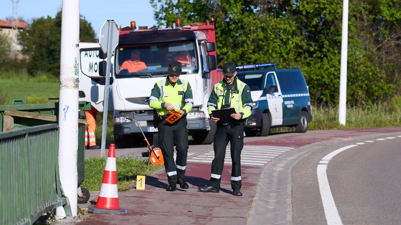 Dos agentes en el lugar de los hechos. / ALERTA