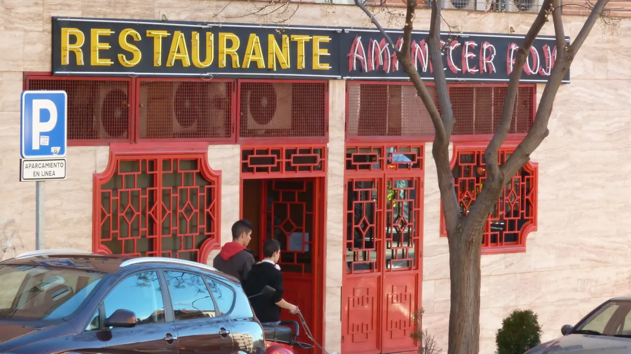 Dos personas caminan frente a un restaurante chino. / Alerta