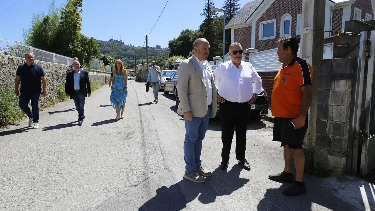 El consejero de Fomento, Ordenaci&oacute;n del territorio y Medio Ambiente, Roberto Media, realiza una visita institucional al Ayuntamiento de Laredo. / Alerta