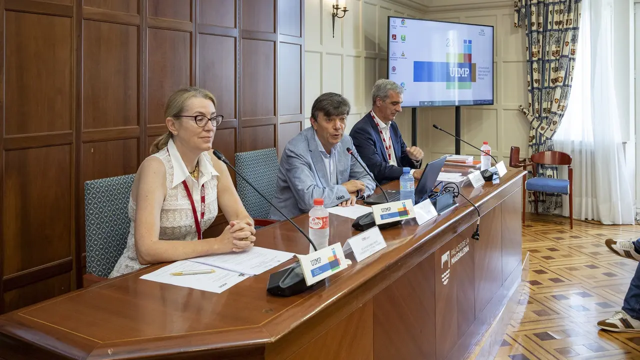 La consejera de Cultura, Turismo y Deporte, Eva Guillermina Fern&aacute;ndez, inaugura el encuentro &lsquo;Sostenibilidad tur&iacute;stica: transformaci&oacute;n del territorio&rsquo;, junto con el director de Turismo, Gustavo Cubero. / Alerta