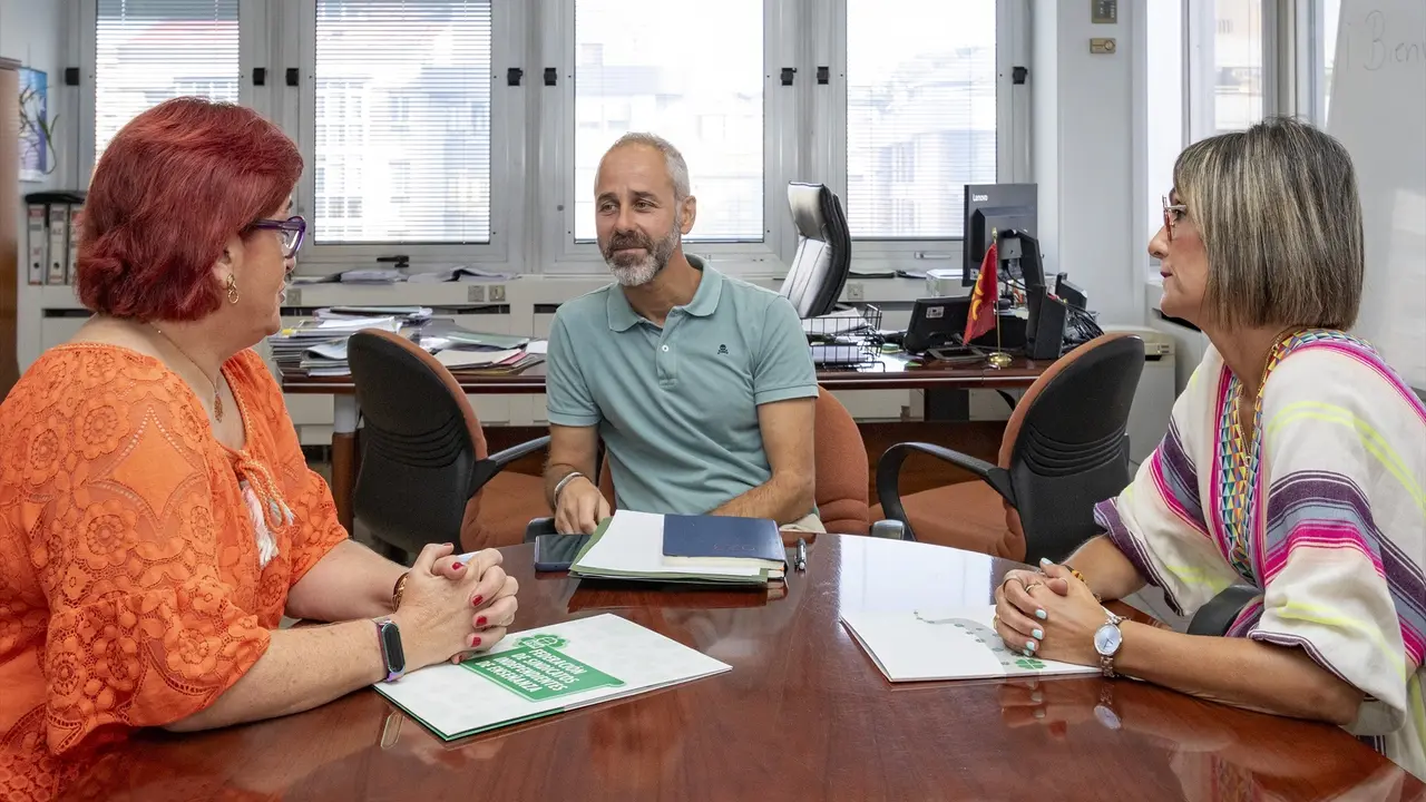 El consejero de Educaci&oacute;n, Formaci&oacute;n Profesional y Universidades, Sergio Silva, mantiene un encuentro con la Federaci&oacute;n Sindicatos Independientes de Ense&ntilde;anza. / Alerta