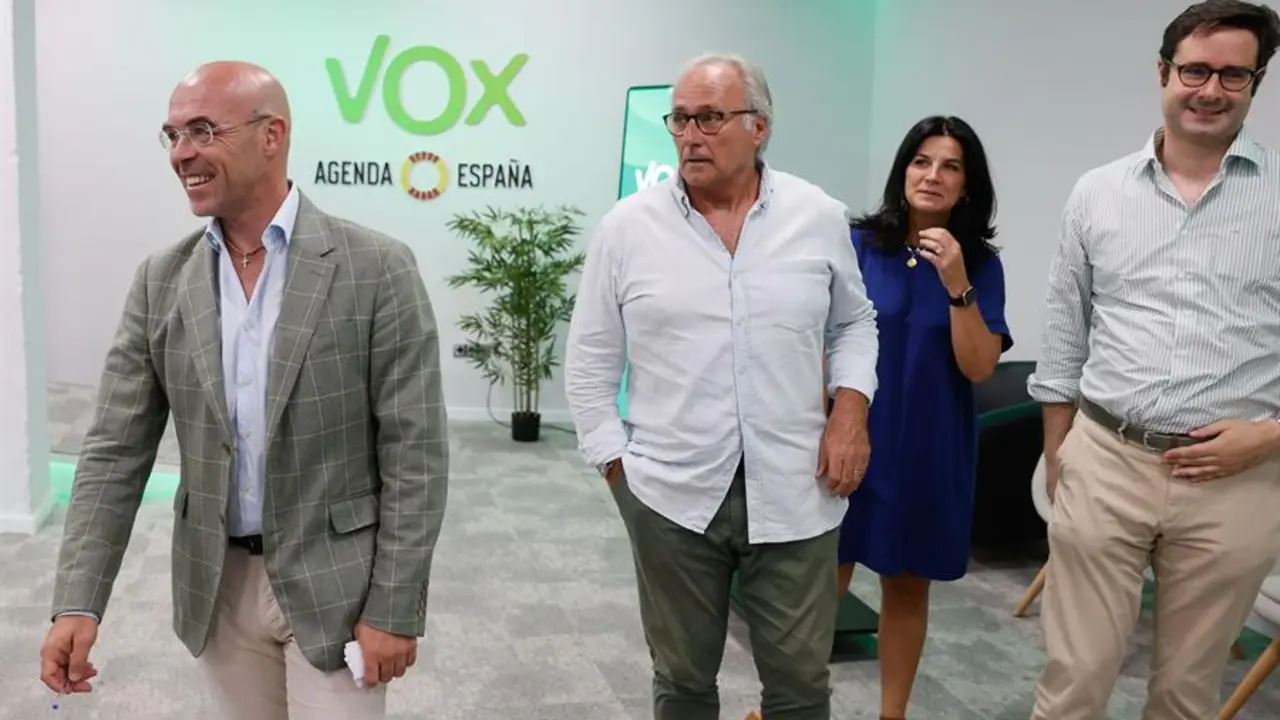 Los diputados de Vox en el Congreso Juan Jos&eacute; Aizcorbe (2i) y Mar&iacute;a Ruiz (2d), y el candidato de Vox al Congreso, Ignacio Hoces (d) acompa&ntilde;an al vicepresidente de Acci&oacute;n pol&iacute;tica de Vox, Jorge Buxad&eacute; (i), tras una reuni&oacute;n. / Mariscal / Archivo