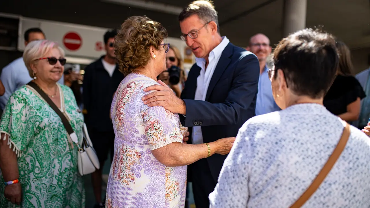 El l&iacute;der del Partido Popular, Alberto N&uacute;&ntilde;ez Feij&oacute;o, junto a unas mujeres que le saludaban. / Elena Fern&aacute;ndez