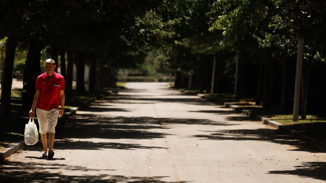 Un hombre paseando por un parque. / EP