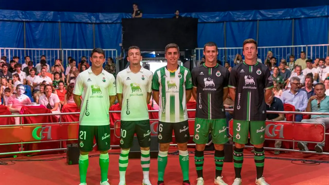 Varios jugadores del Racing presenta las nuevas equipaciones del conjunto para la temporada 2023/2024. / Rom&aacute;n G. Aguilera