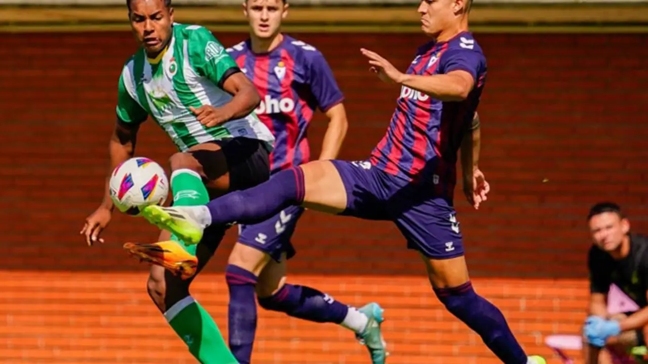 Partido entre el Racing y el Eibar. / aee