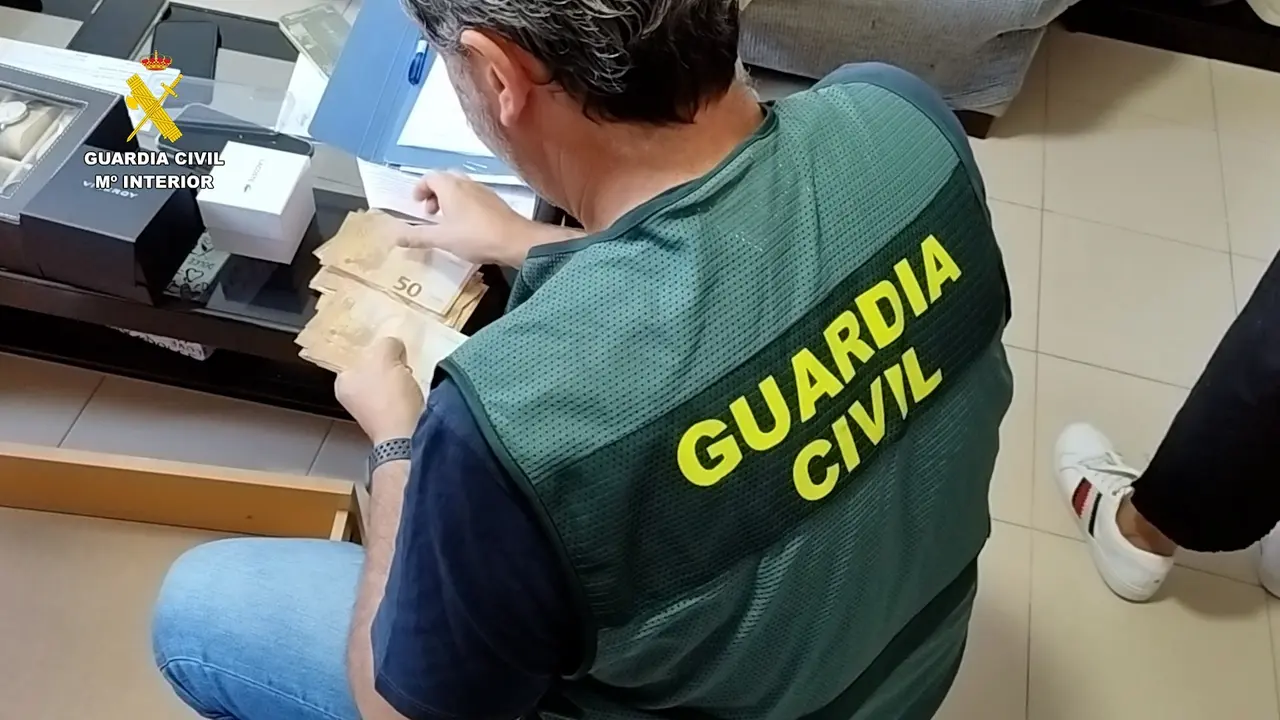 Un agente de la Guardia Civil.  / ALERTA