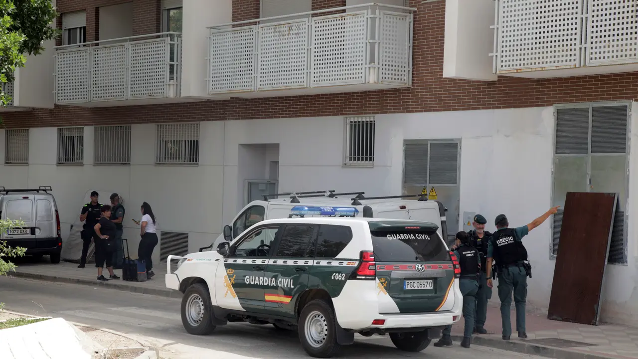 Guardias civiles desplegados ante el bloque de viviendas ocupado en su totalidad en la localidad granadina de Atarfe este jueves. / Pepe Torres