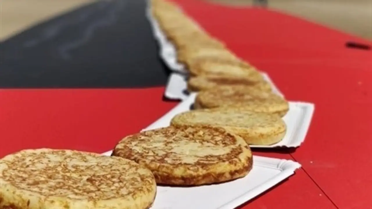 Vista de varias tortillas de patatas dispuestas en platos. / EP